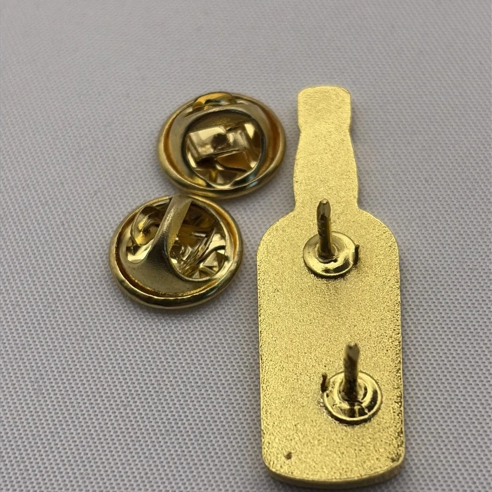 Del Bac Dorado Whiskey Bottle Alcohol Lapel Hat Pin‎